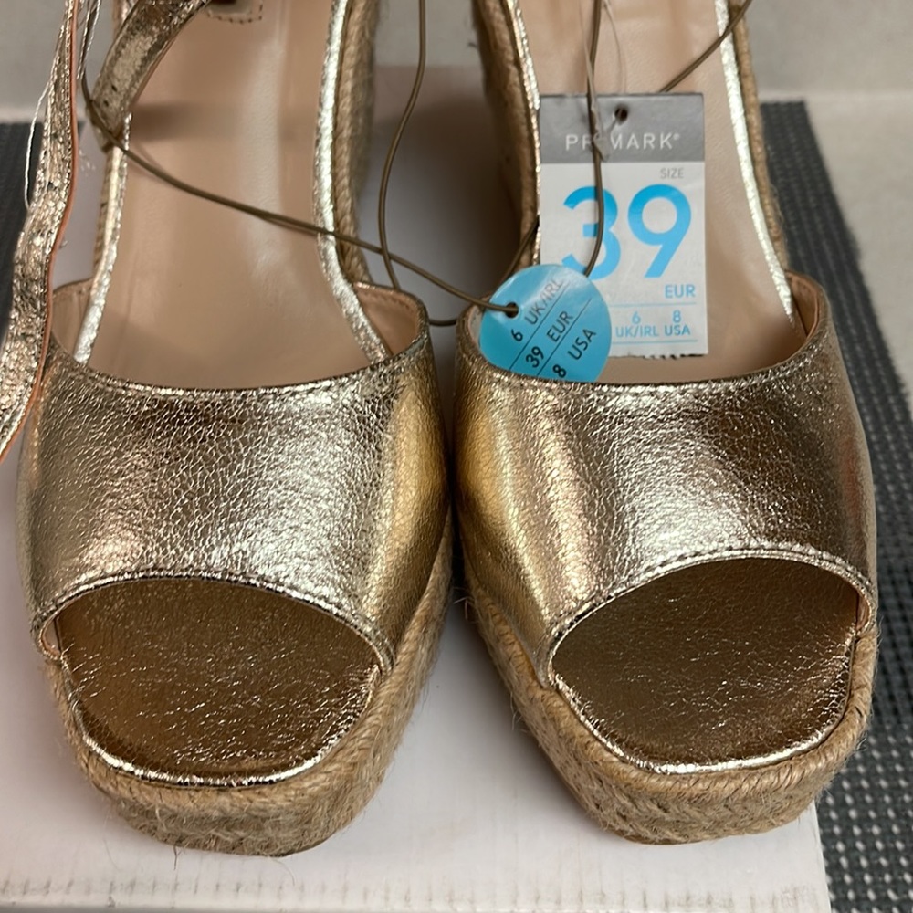 NEW SANDALS! - Picture 3 of 4